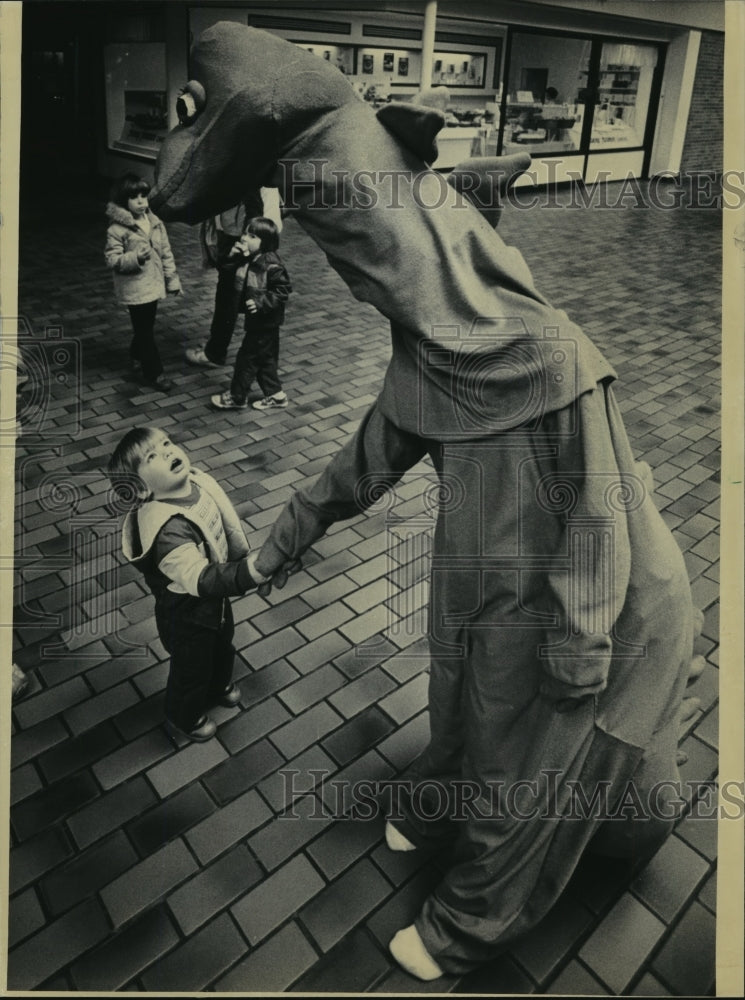 1983 Pat Malloy meets Smedley the Dinosaur, Milwaukee Public Museum - Historic Images