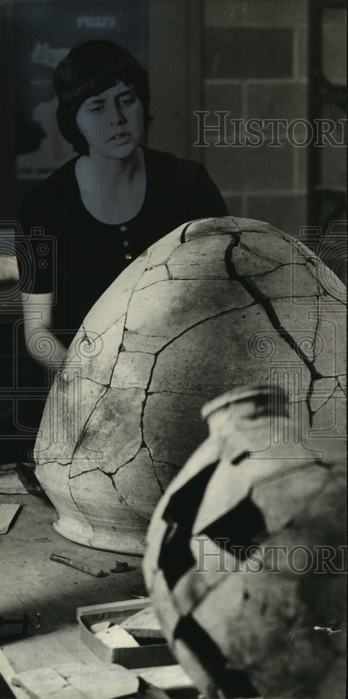 1979 Press Photo Student from University of Wisconsin works at Milwaukee Museum - Historic Images