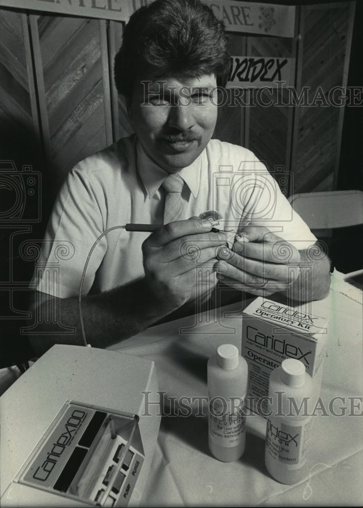 1985 Press Photo Roman Kral displaying the Caridex dental system in Milwaukee - Historic Images