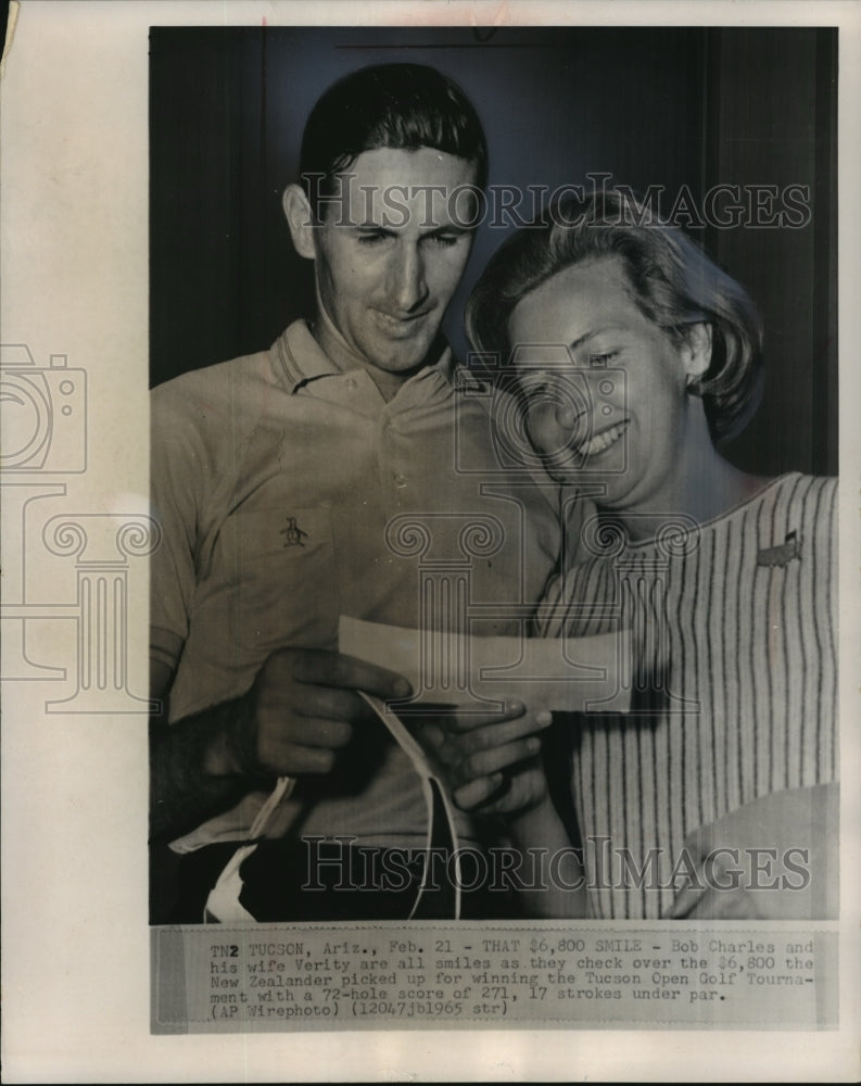 1965 Press Photo Bob Charles & wife Verity with his Tucson Open winnings - Historic Images