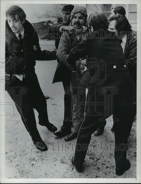 1975 Press Photo Security and protesters, Milwaukee Vets Administration Hospital - Historic Images