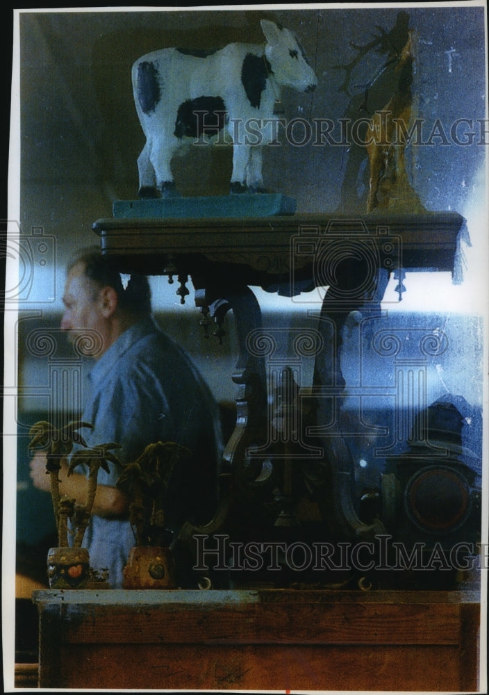 1993 Press Photo Dennis Dittman in his refinishing shop, Wisconsin - mja96401 - Historic Images