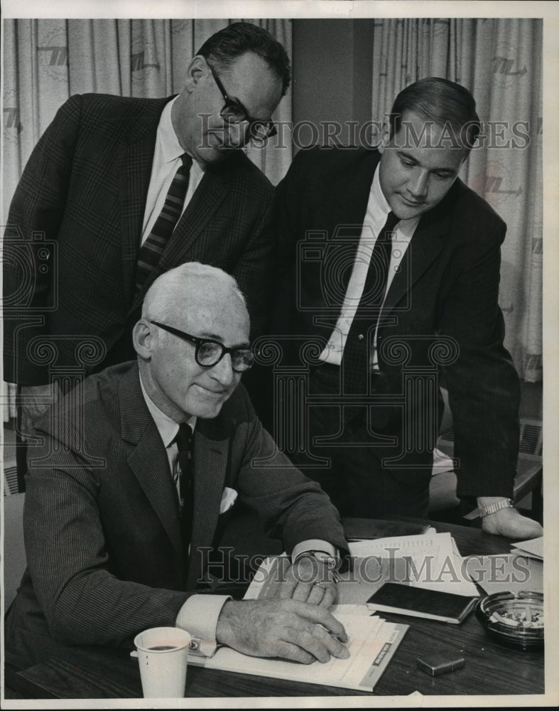 1969 Press Photo Robert C. Chrichton and others check sales, Milwaukee Golf Meet - Historic Images