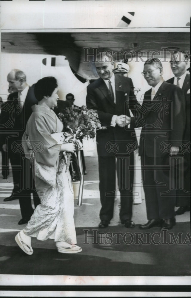 1961 Press Photo Vice-President Johnson greeted Japanese Prime Minister - Historic Images