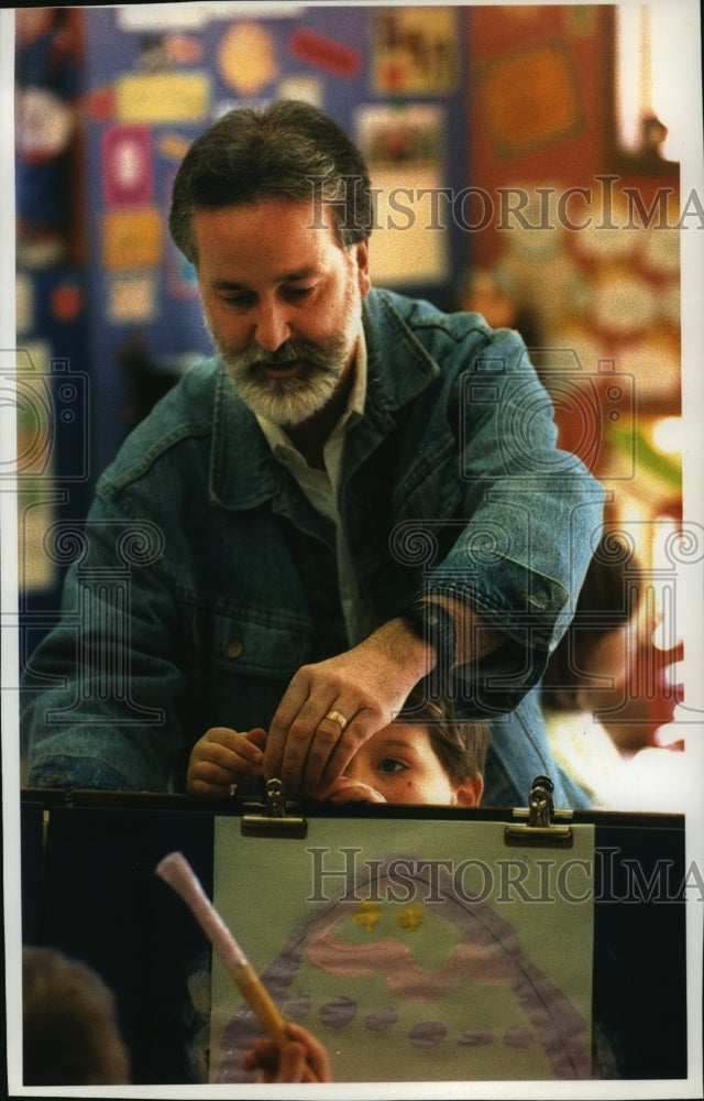 1994 Press Photo JanSport President Paul Delorey helps Blake Koenke set up easel - Historic Images