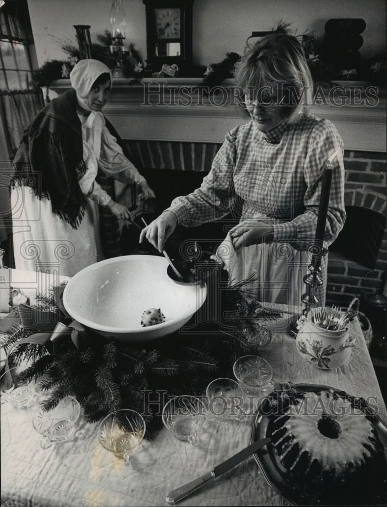 1988 Press Photo Nancy Ganung and Donna Lee Bowers prepare food at Hawks Inn - Historic Images