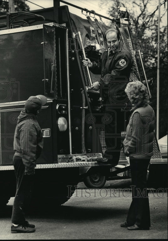 1987 Press Photo Ralph Mosca shows firetruck to Matt Behrens and Victoria Waters - Historic Images