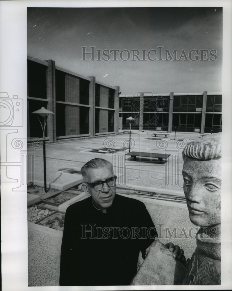 1963 Press Photo Msgr. Louis Rjendel gazes at St. Thomas Aquinas statue - Historic Images