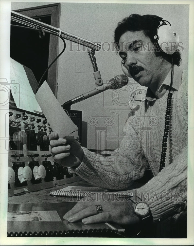1981 Press Photo Father Michael Doyle at the Milwaukee Archdiocese radio station - Historic Images