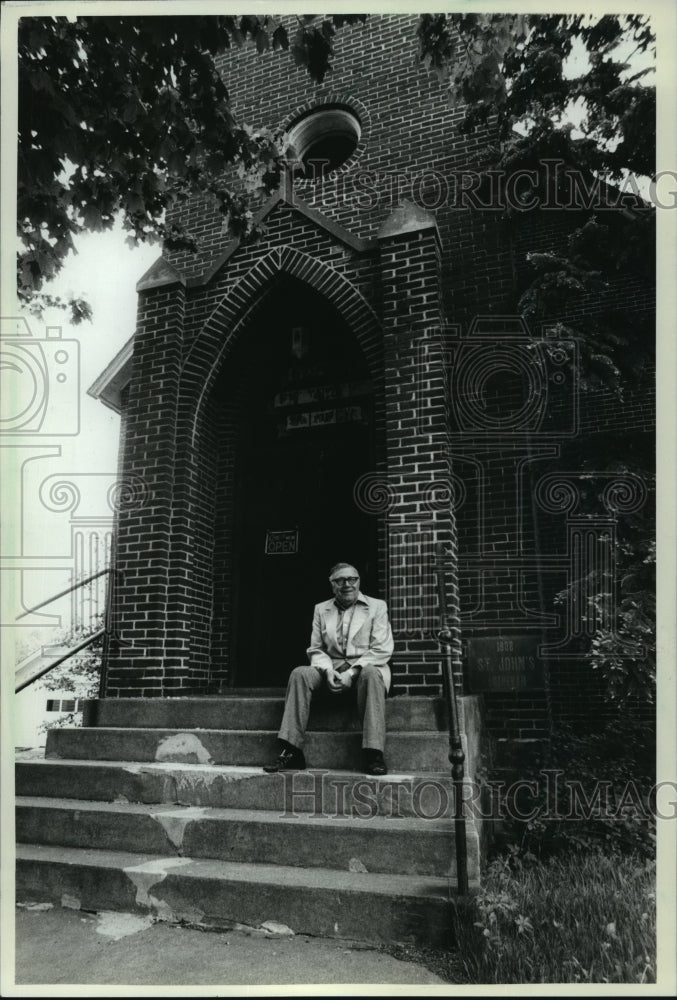 1982 Press Photo Ellsworth Dolloff Sitting at Chapel Hill Interiors in Mosinee - Historic Images