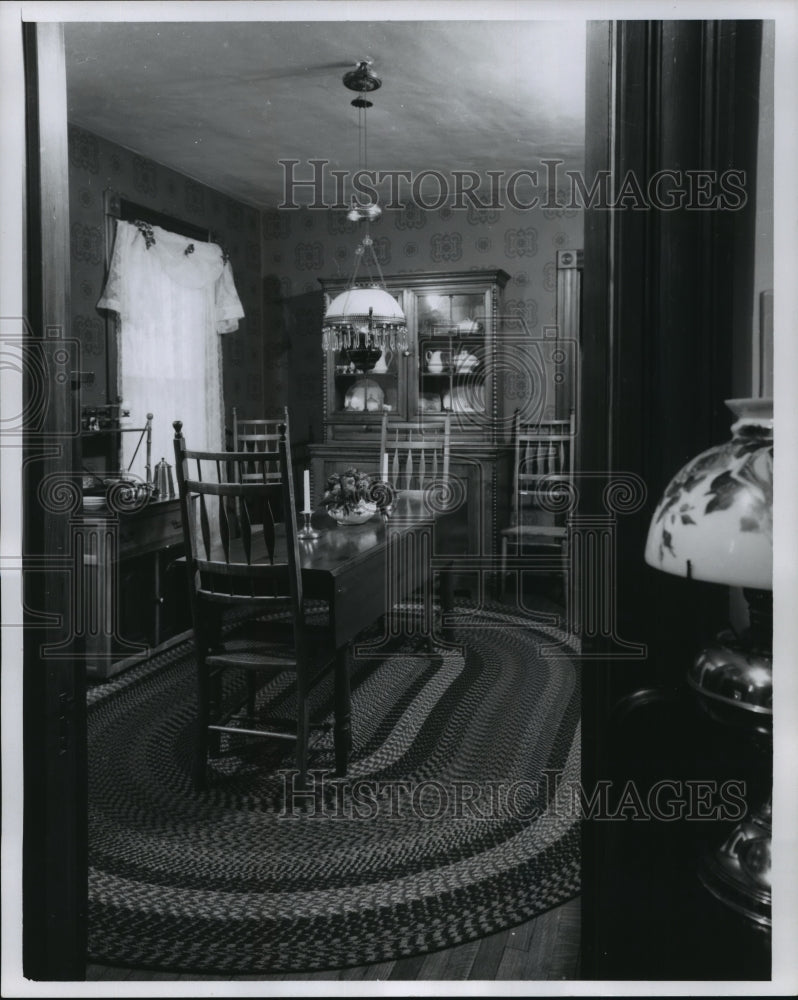 1965 Press Photo Kerosene lamps decorate the home of Tom Dunham in Wauwatosa - Historic Images