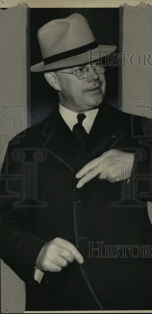 1937 Press Photo Senator Ryan Duffy of Wisconsin talks to reporters - mja96661 - Historic Images