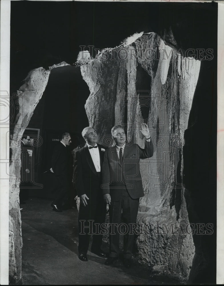 1966 Press Photo Charles Miller with Kenneth MacArthur view exhibit, Milwaukee - Historic Images