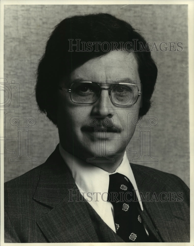 Press Photo Mark F. Dudley of Mid America Bank in Milwaukee - mja96679 - Historic Images