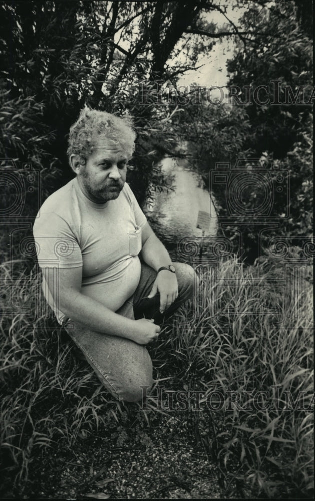 1987 Press Photo Jim Warner stopped near creek at the preserve in Pewaukee, WI. - Historic Images