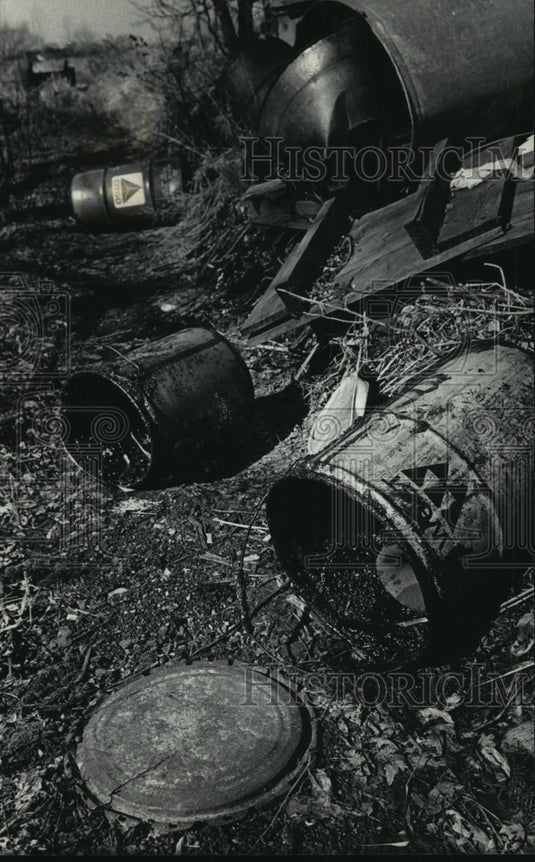 1985 Press Photo Waste containers littered this dump site. - mja96752 - Historic Images