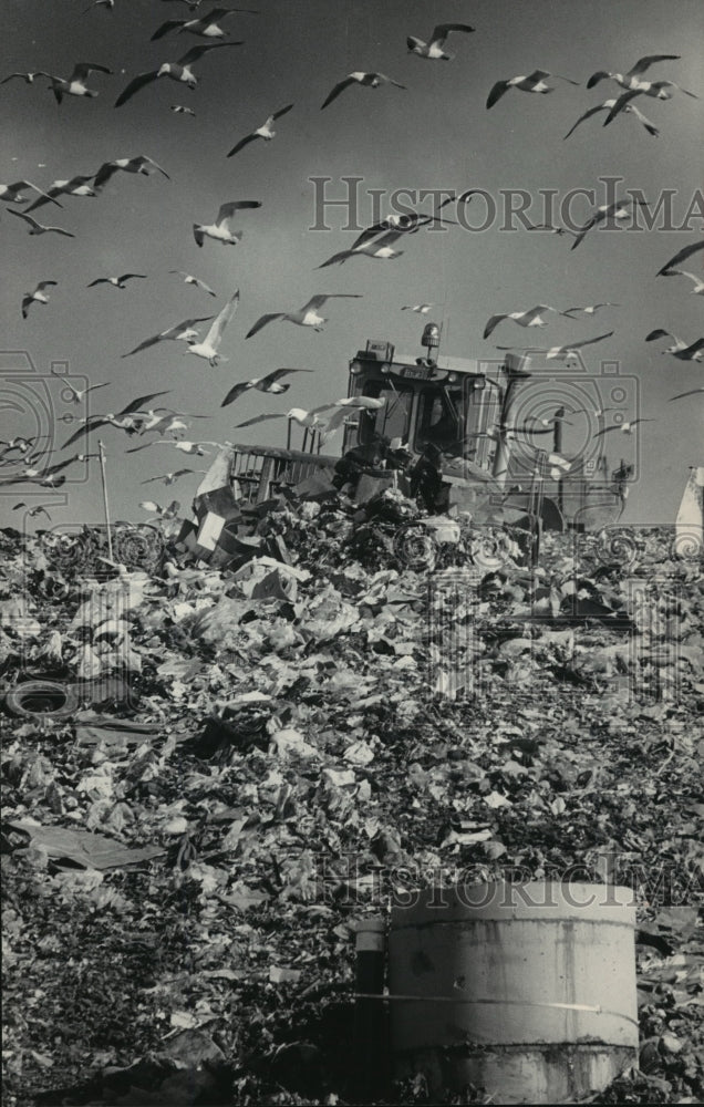 1986 Press Photo A plow pushed the waste at Omega Hills landfill in Germantown. - Historic Images