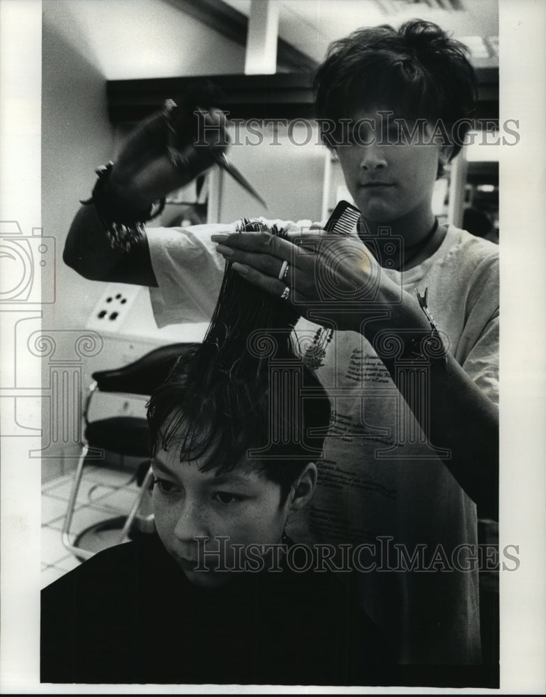 1991 Press Photo Tricia Heidel cuts hair for donation to Global ReLeaf in Mequon - Historic Images