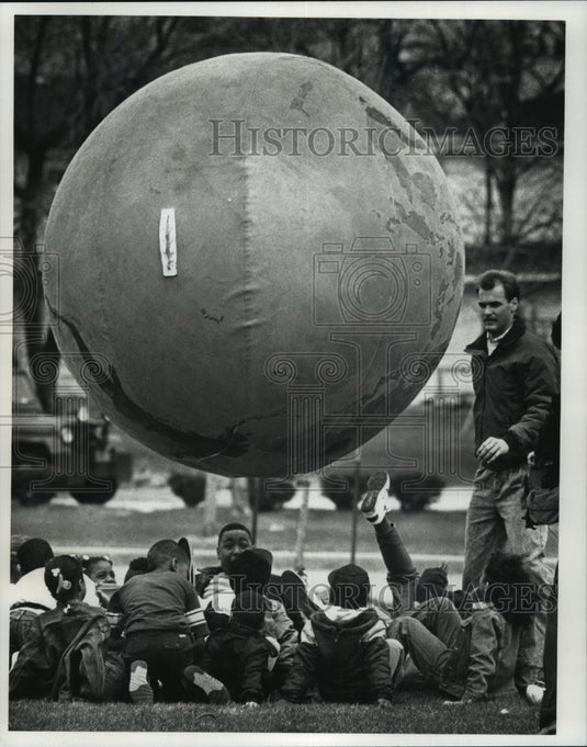 1990 Press Photo Children play games at Carver Park in Milwaukee for Earth Day. - Historic Images