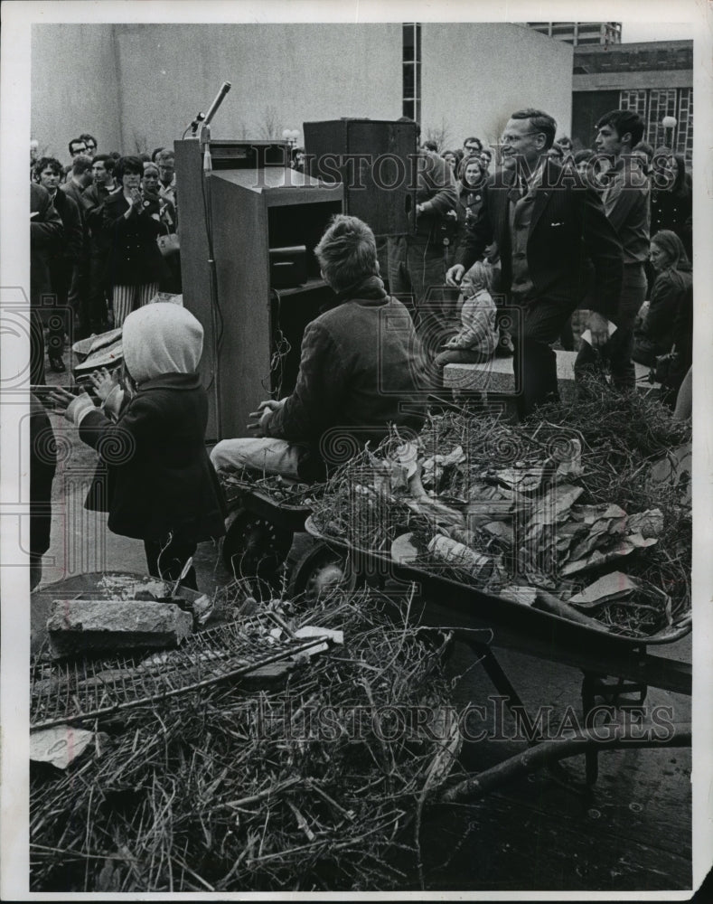 1970 Press Photo Representative Henry Reuss addresses an Earth Day rally - Historic Images