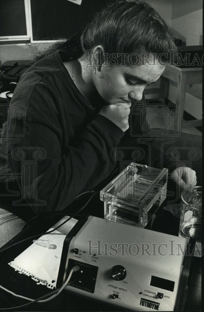 1992 Press Photo Becky Thousand student at science activity at Middleton High. - Historic Images