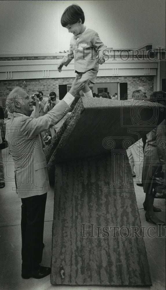 1982 Press Photo Carl W. Edquis at sculpture dedication in Cedarburg. - Historic Images