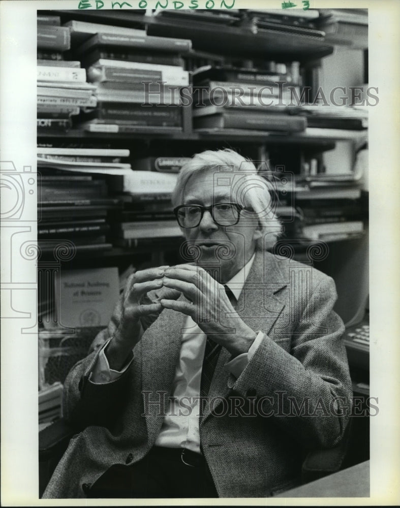 1987 Press Photo W. Thomas Edmondson at University of Washington in Seattle. - Historic Images