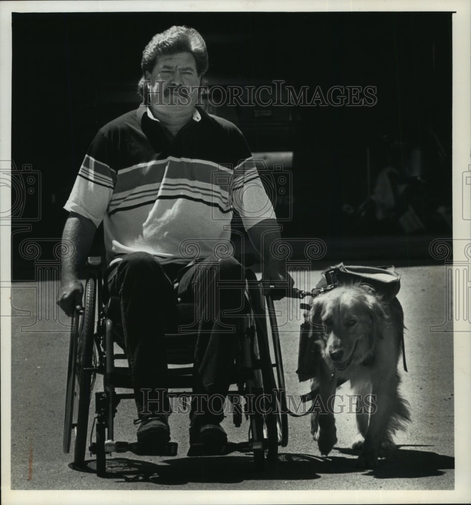 1991 Press Photo Brent Gallina of Wales with his dog Lincoln - Historic Images