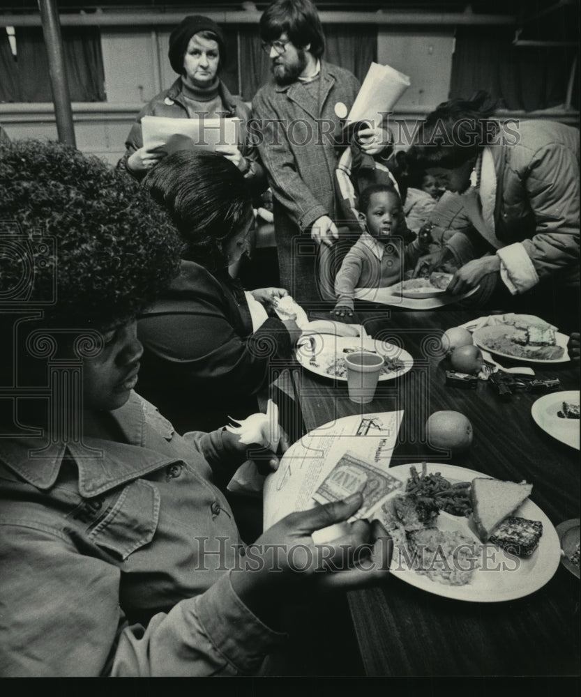 1986 Press Photo Diane Branigan given a dollar at St. Gall Church meal program - Historic Images