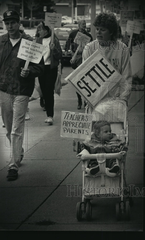 1992 Press Photo Roberta Stadler join protest against Whitefish Bay School Dist. - Historic Images