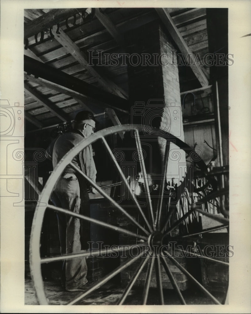1963 Press Photo Edward Carpenter, curator of Stonefield, and a buggy wheel - Historic Images
