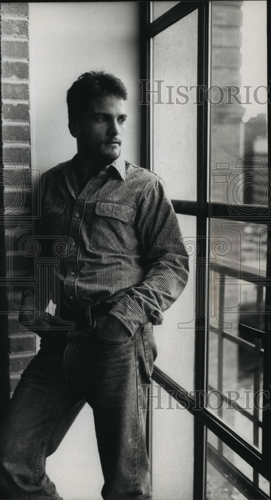 1988 Press Photo Jame DeVita, actor in "Murder in the Cathedral" from Milwaukee - Historic Images