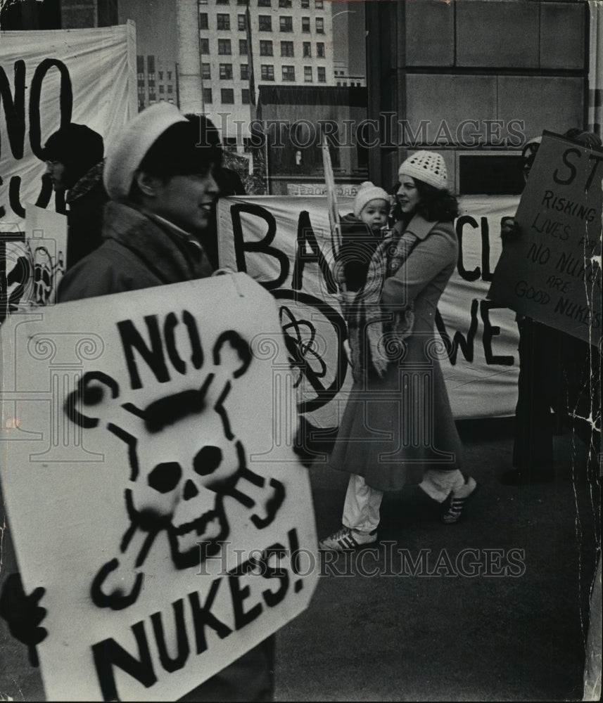 1979 Press Photo Demonstrators from Rainbow Alliance against nuclear power plant - Historic Images