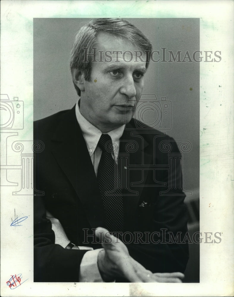 1982 Governor Anthony Earl talking with Madison reporters - Historic Images