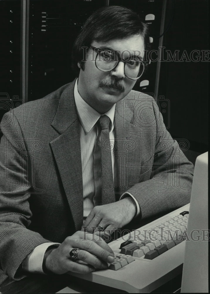 1985 Press Photo Chris Davis Manager of Corporate Telecommunications of Rexnord - Historic Images