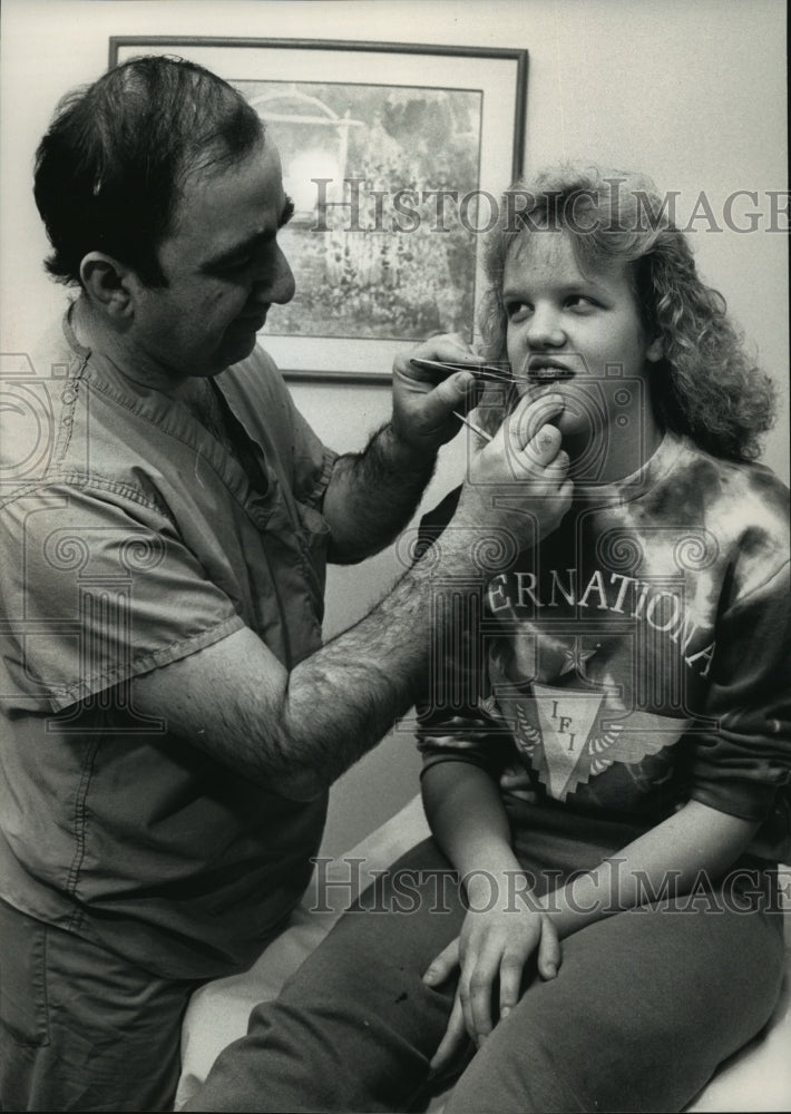 1989 Press Photo Hani Matloub removes packing on Angela Linsmeyer's skin graft - Historic Images