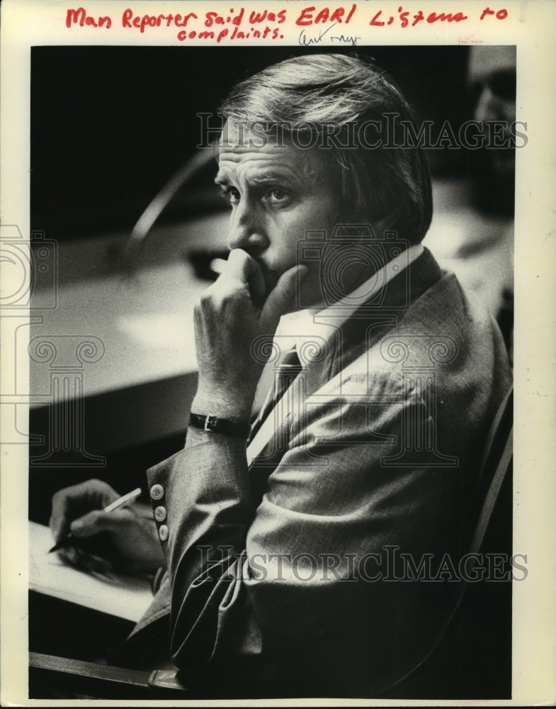 1980 Wisconsin Governor Anthony Earl listens to complaints - Historic Images