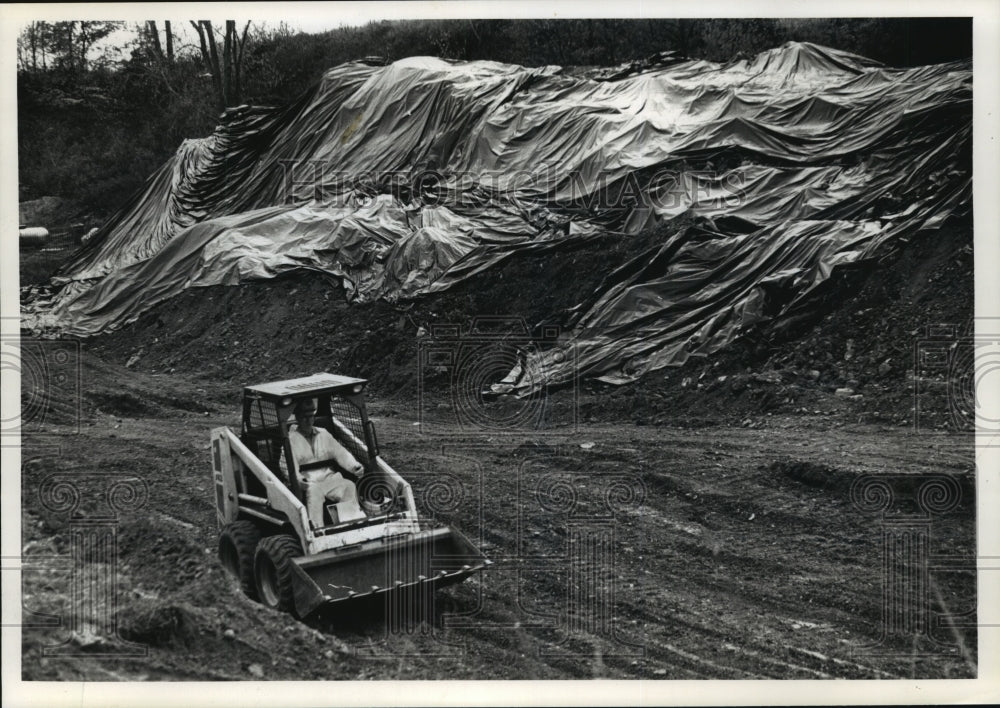 1990 Press Photo A worker prepares a contaminated gravel pit in St. Croix County - Historic Images