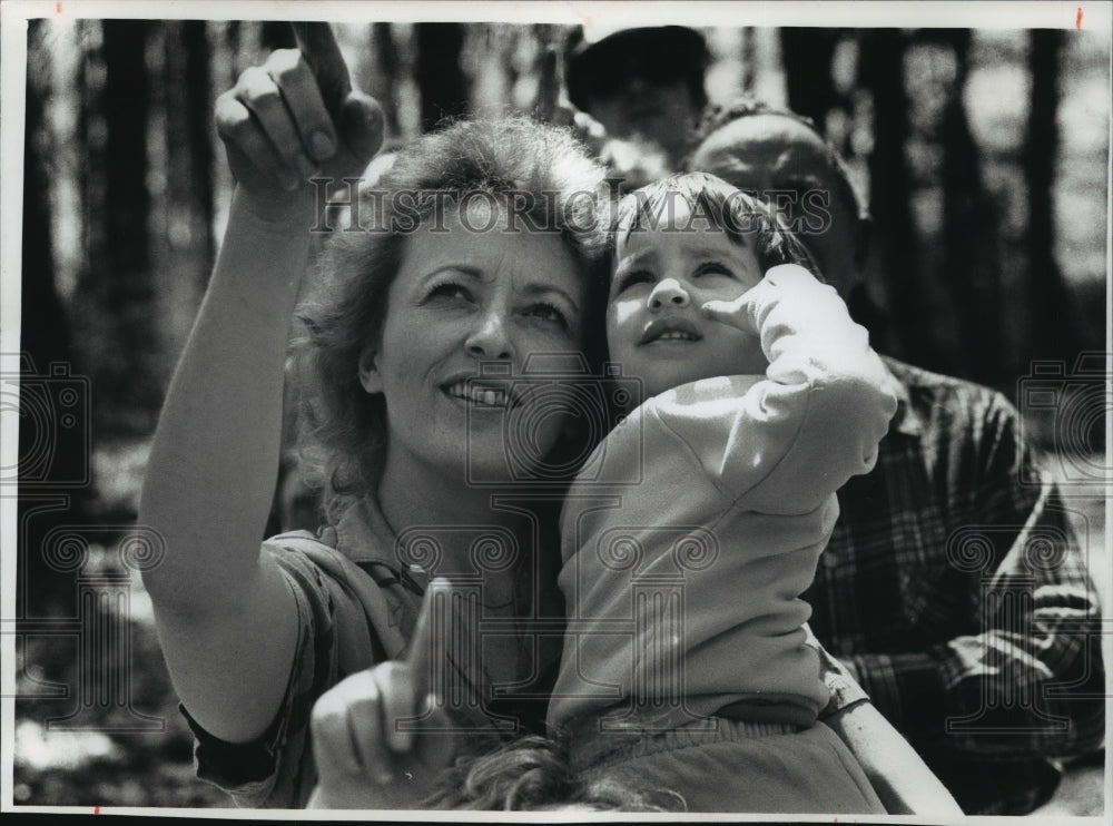 1990 Press Photo Jan and Crysta Colangelo during Greenfield Earth Day Wisconsin - Historic Images