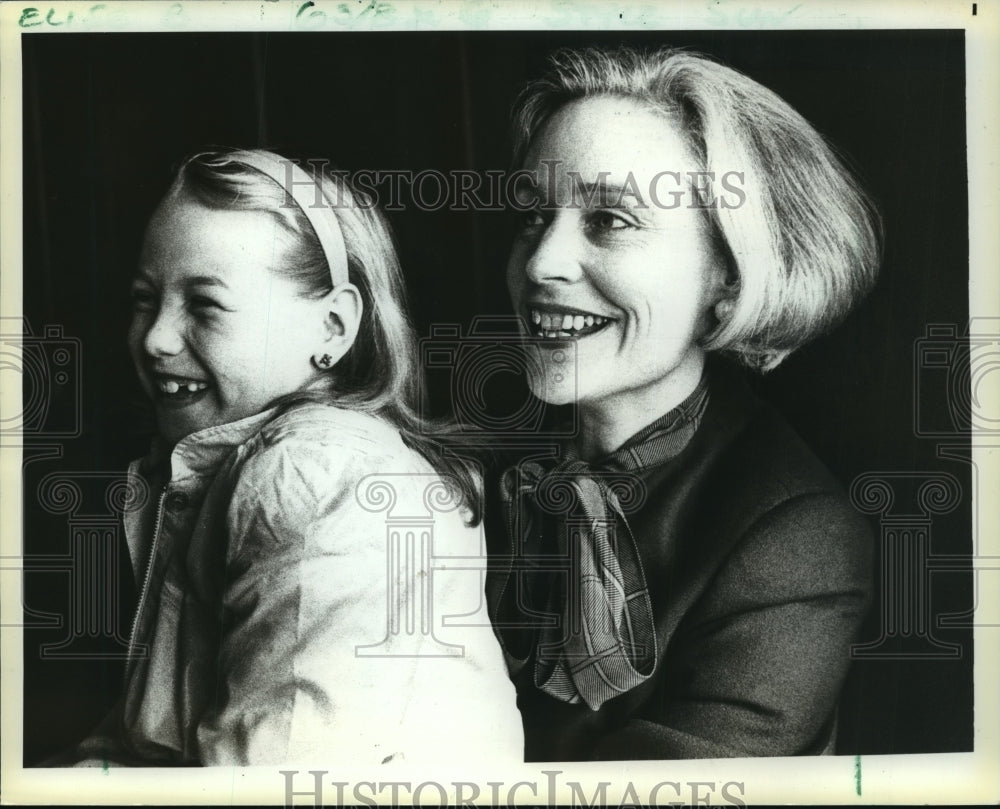 1984 Press Photo Congressional Candidate Elise DuPont Poses with Michelle Reeder - Historic Images