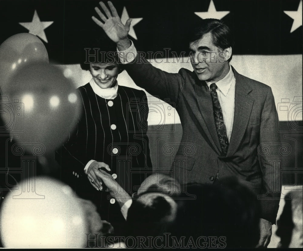 1988 Press Photo Massachusetts Governor Michael Dukakis Waves to Supporters - Historic Images