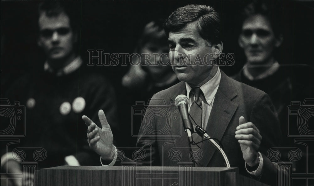 1988 Press Photo Massachusetts Governor Michael Dukakis at Marquette University - Historic Images