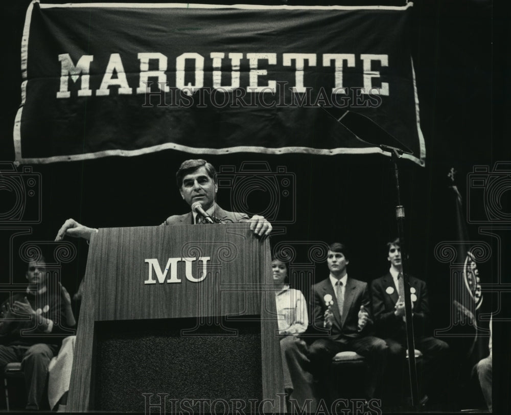 1988 Press Photo Governor Michael S. Dukakis Speaks at Marquette University - Historic Images