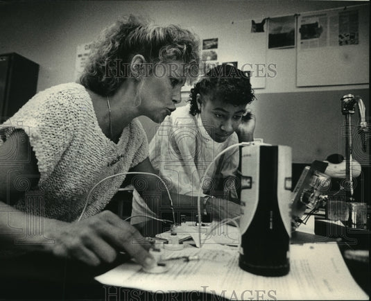1987 Press Photo Diane Eliopoulos Teaches Leatrice Carroll, Bayview HIgh School - Historic Images
