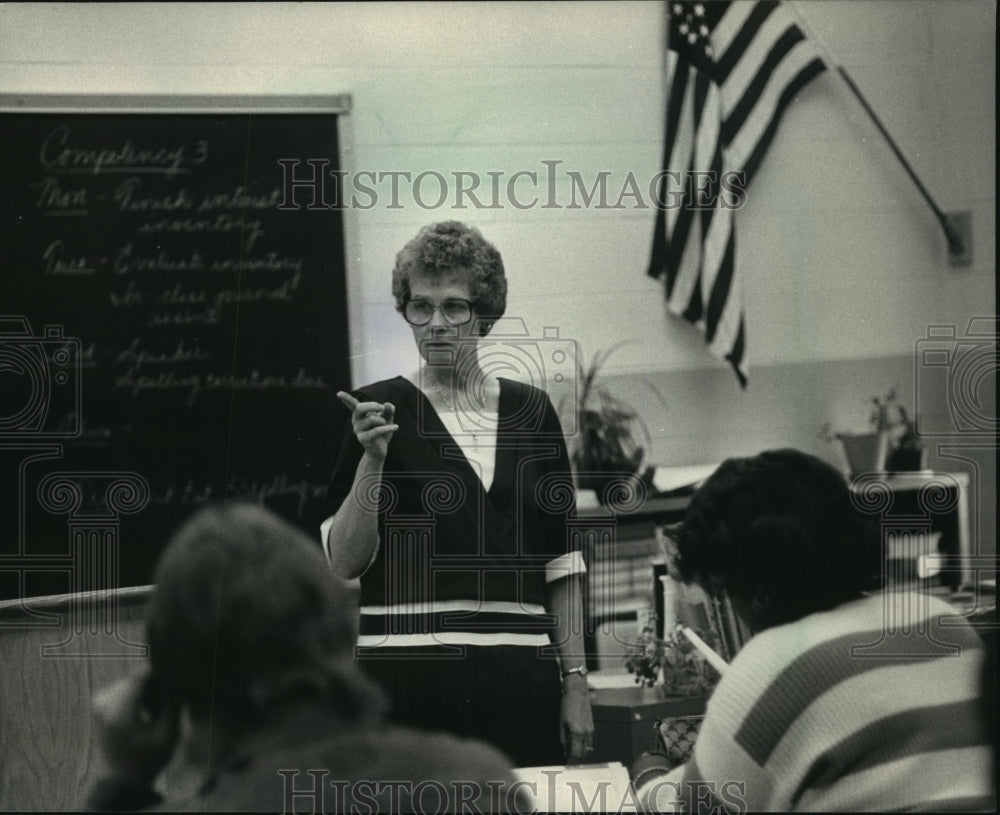 1987 Teacher Barbara Nevers teaches sentence construction with class - Historic Images