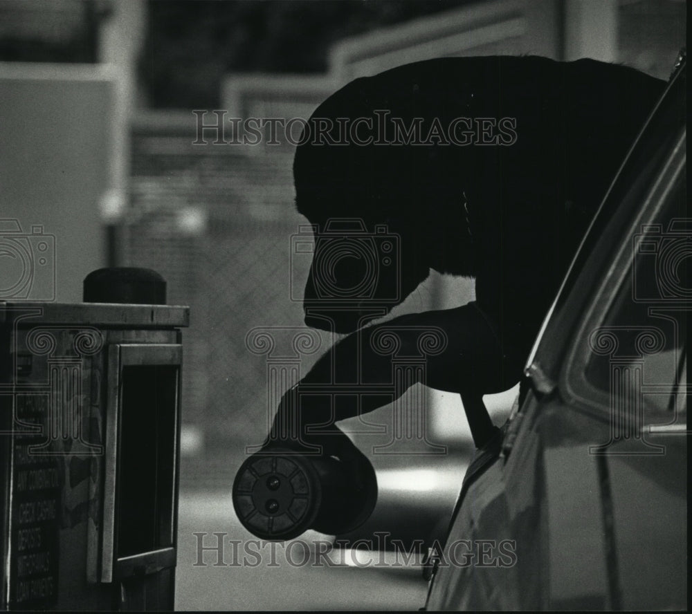 1992 Press Photo Labrador retriever watches its master at Waukesha bank window - Historic Images
