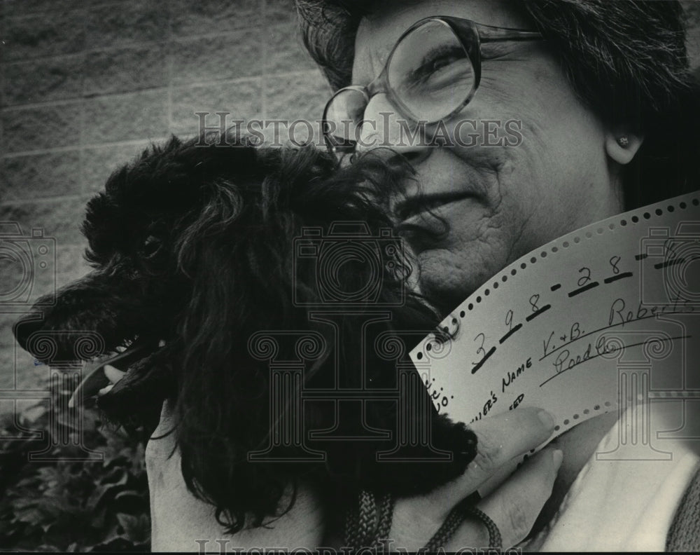 1984 Press Photo B.W. Roberts holds Tiffany after getting tattooed. - mja97288 - Historic Images