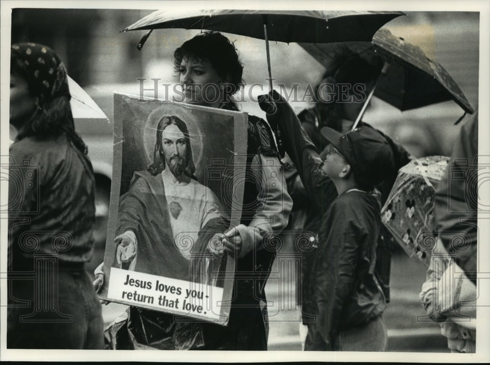 1992 Press Photo Church members show of solidarity for Jesus, Milwaukee - Historic Images