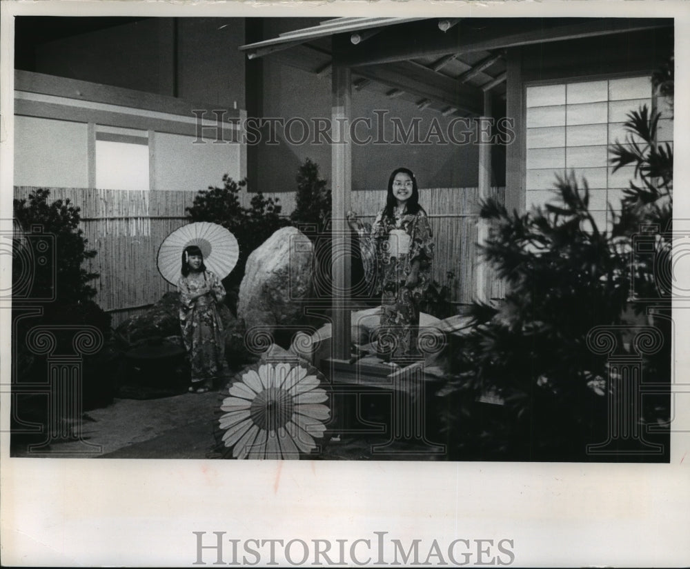 1971 Press Photo Katherine Shiraga and Karen Nakamoto pose in Japanese gardens - Historic Images