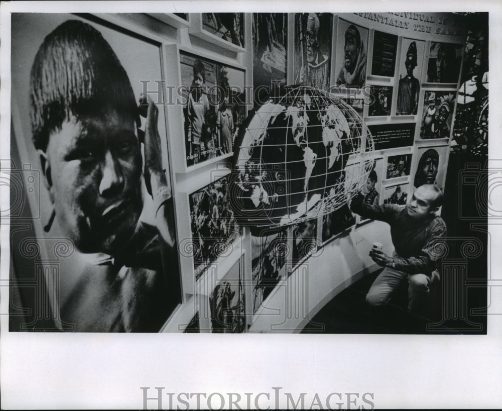 1967 Press Photo Leland Tishler working on display at Milwaukee Public Museum - Historic Images